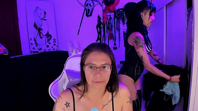 Snapshot of dungeongirls chatting on October 10, 9:09 pm dungeongirls online show from October 10, 9:09 pm