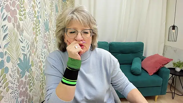 EvelynJoyful online show from February 4, 5:10 am