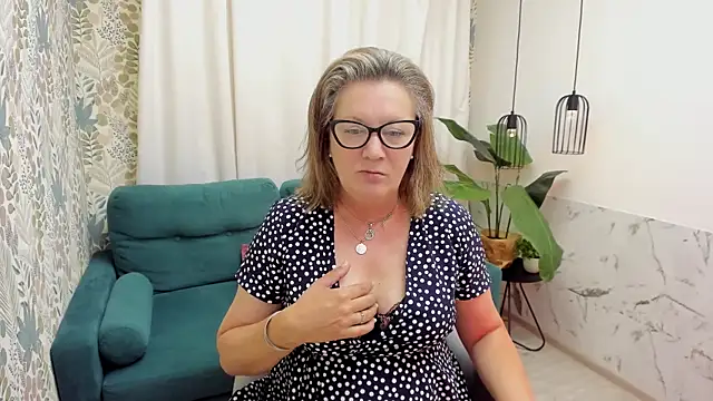 LeaPure online show from August 2, 5:10 am