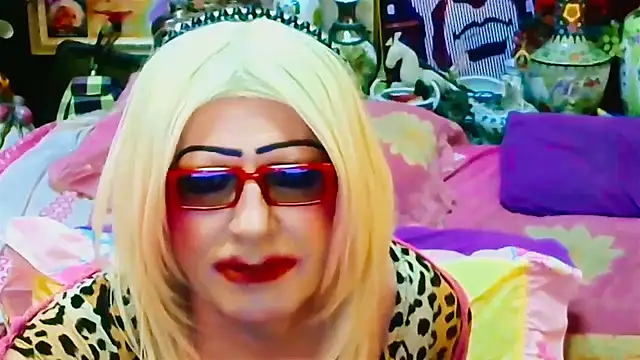 Goldeena online show from October 3, 1:22 am