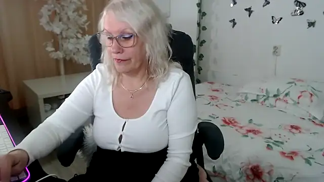 Ghertrude52 online show from May 17, 4:11 am