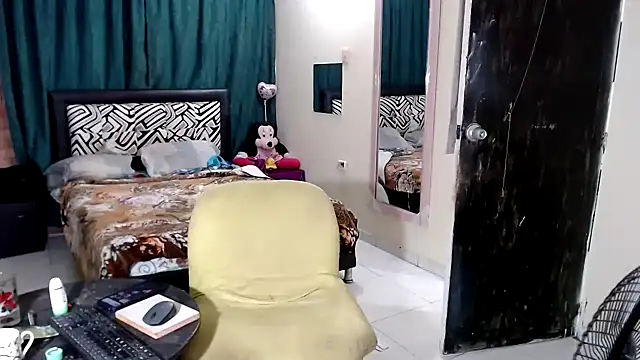 Sashaferrari2000 online show from December 23, 3:32 am