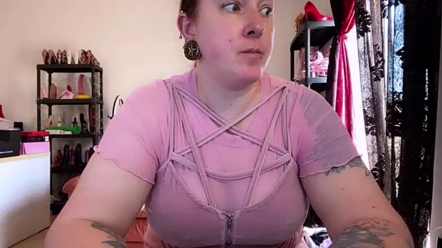 kisicaxx online show from May 16, 11:42 am