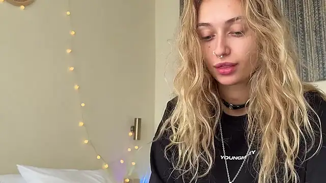  Kiss me hard  online show from March 3, 6:08 am