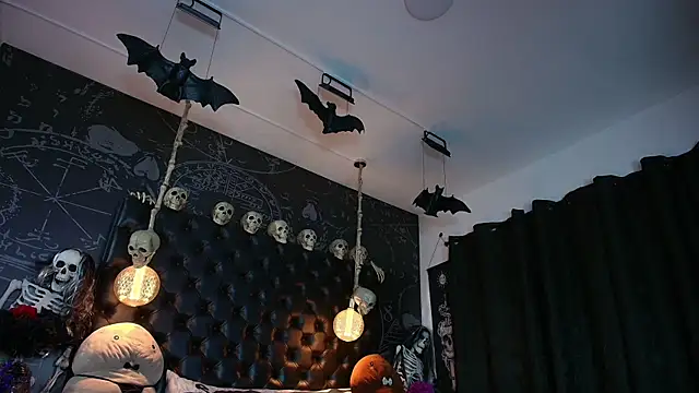 AlexHoe  online show from May 10, 7:49 pm