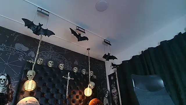 AlexHoe  online show from February 13, 7:04 pm