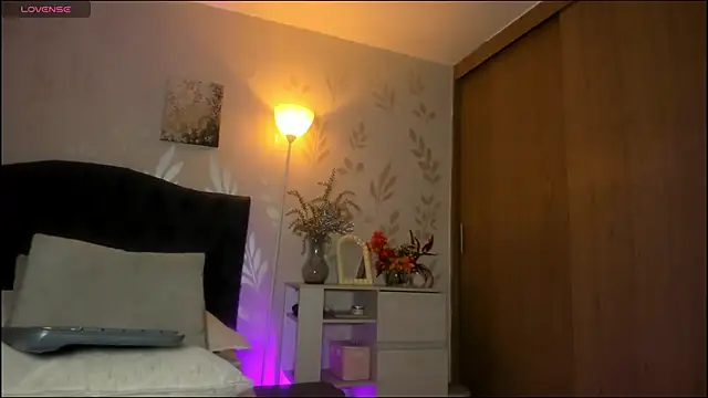 alejandrarosse   online show from April 28, 8:46 pm