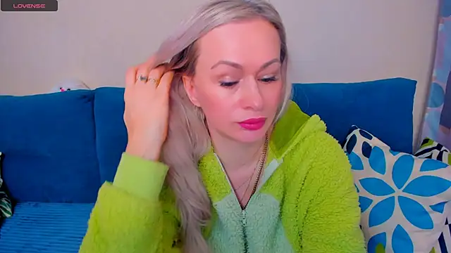 EllenMoore online show from October 25, 4:31 am