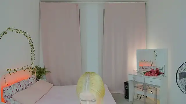 Laly Peach online show from June 2, 11:44 am