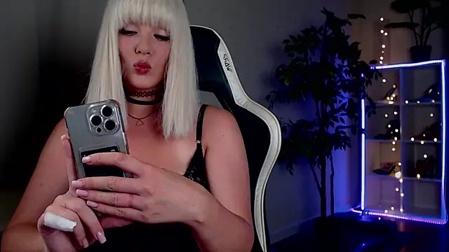Snapshot of Queensy_Sins chatting on October 10, 1:38 pm Queensy Sins online show from October 10, 1:38 pm