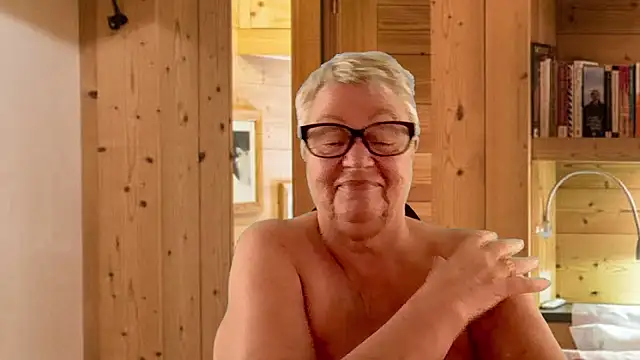 GrannyChrissy68 online show from March 9, 4:10 pm