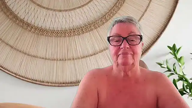 GrannyChrissy68 online show from May 24, 9:14 pm