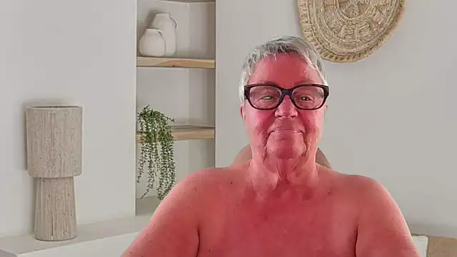 GrannyChrissy68 online show from April 29, 9:31 pm