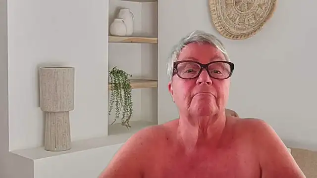 GrannyChrissy68 online show from May 3, 9:18 pm