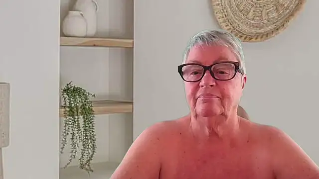 GrannyChrissy68 online show from May 25, 9:25 pm