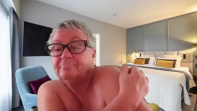 GrannyChrissy68 online show from May 19, 2:35 pm