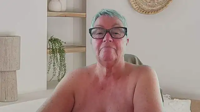 GrannyChrissy68 online show from May 7, 10:02 pm
