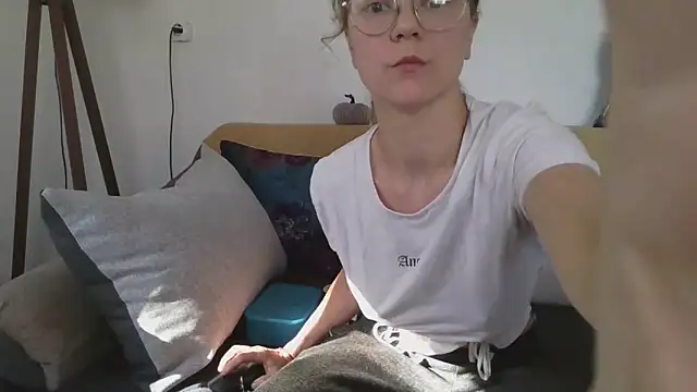 little-leni online show from October 23, 9:48 am