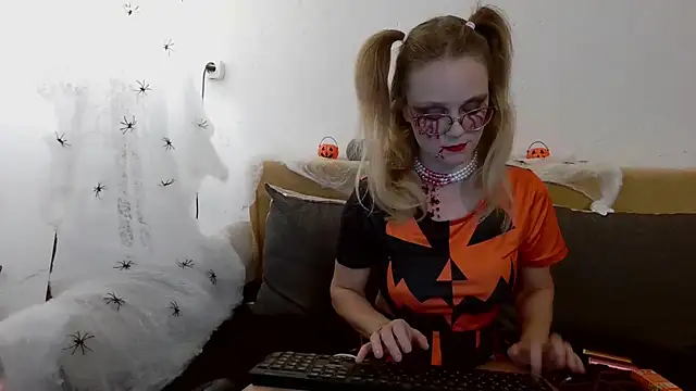 little-leni online show from October 31, 8:46 pm