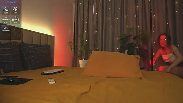 juli hox online show from March 14, 7:42 am