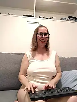 SweetandNaughty1 online show from April 9, 6:19 am