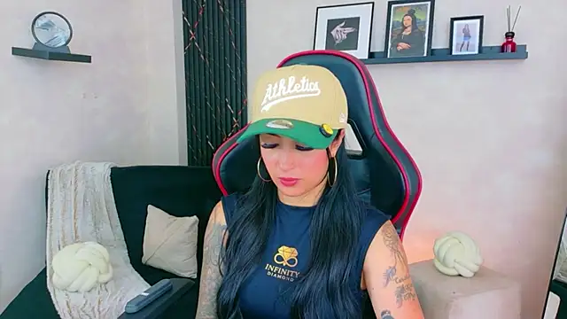 EmmyEvans1 online show from May 26, 7:46 pm