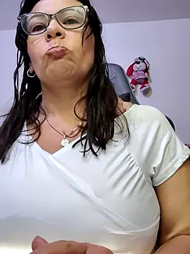 esmeralda milf online show from May 23, 8:40 pm