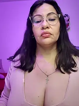 esmeralda milf online show from May 14, 9:09 pm