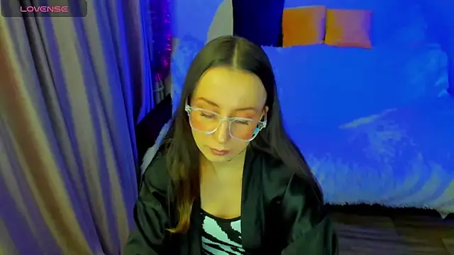 CurlySteph online show from February 5, 8:45 pm