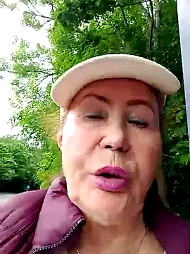 Hottie-Mom online show from May 26, 11:09 am