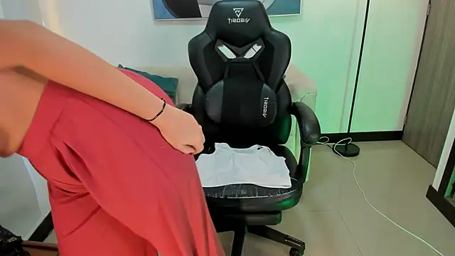 SaraParker  online show from March 16, 9:30 pm