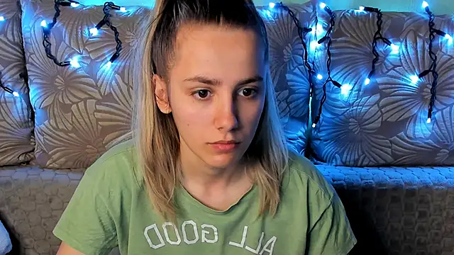 MaggieCake online show from December 14, 1:22 am