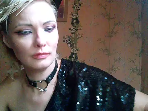 Snapshot of WildMissNiks chatting on October 3, 8:19 am WildMissNiks online show from October 3, 8:19 am