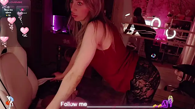 AnnieGOld  online show from March 4, 10:05 pm