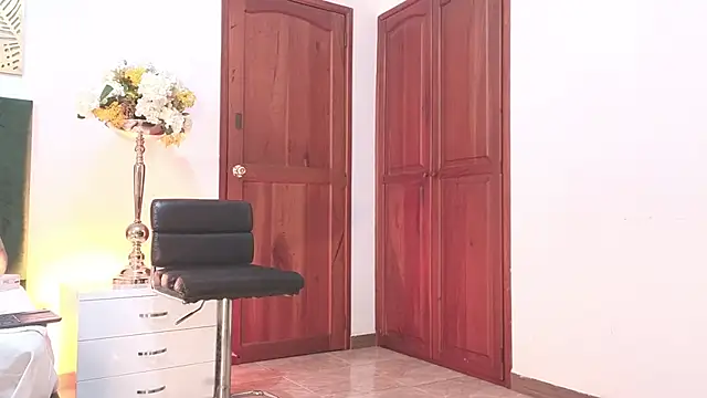 AGATHAA WHITE online show from October 9, 12:09 pm