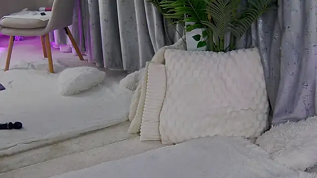 IsabelleEthan online show from March 6, 3:01 am