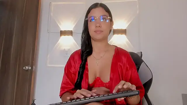 Hanna Risso online show from May 20, 6:16 pm