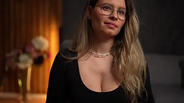 BrandyWhite online show from December 4, 5:53 am