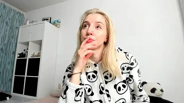 KenzieDawton online show from October 12, 6:27 am