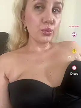 YourBlondee online show from May 7, 4:17 am