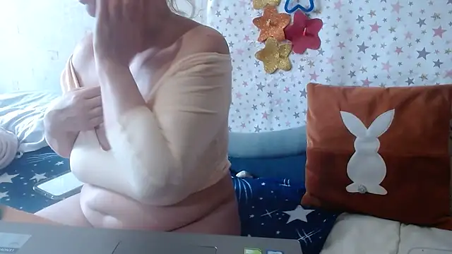 QueenLana online show from April 4, 7:18 am