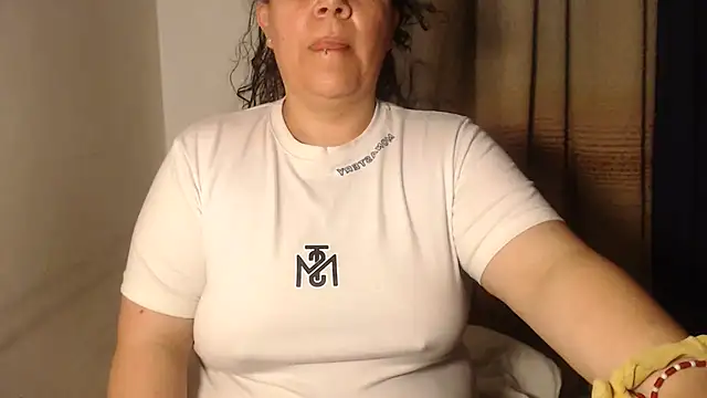 agathamiller01 online show from April 29, 10:40 am