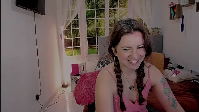 vanessabrown  online show from May 9, 3:25 pm