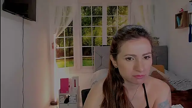 vanessabrown  online show from May 2, 1:25 pm