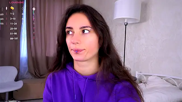 Holla Molly online show from November 3, 5:33 am