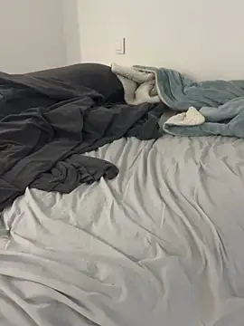 sweeti Em online show from April 8, 6:10 pm