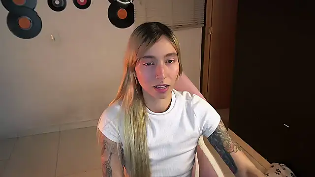 Saucy Jenn online show from May 24, 2:21 am