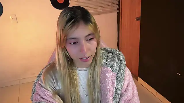 Saucy Jenn online show from May 10, 3:30 am