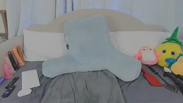 MeghanXO online show from May 17, 3:00 pm