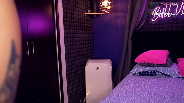 bull vixen2001 online show from December 14, 9:48 am